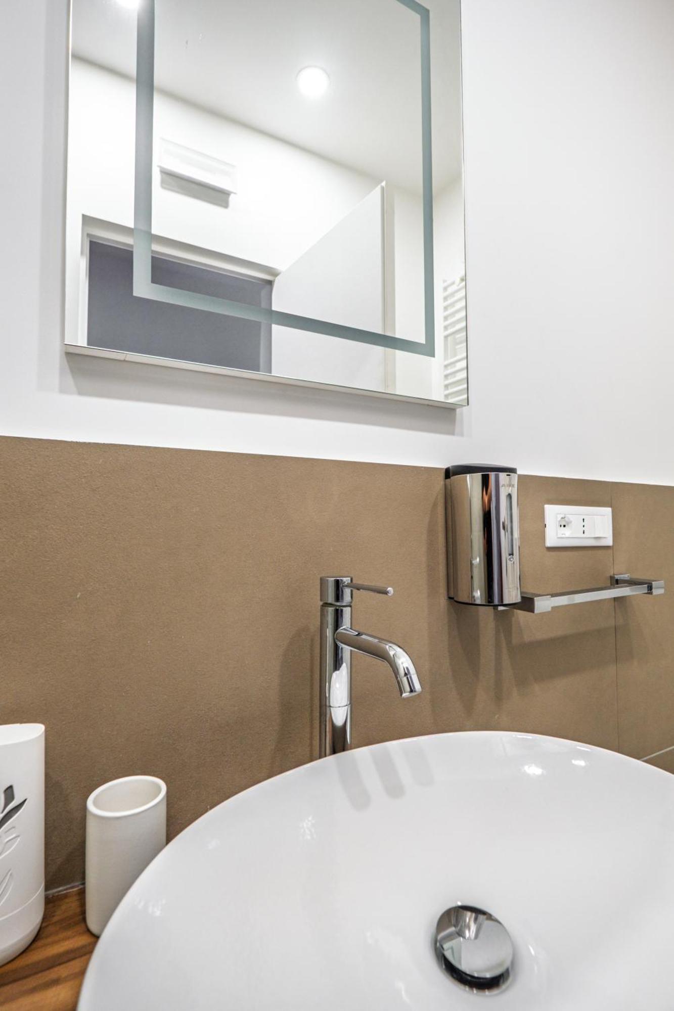 Stylish 1br, 2bath Castel Sant'angelo 6a Apartment *